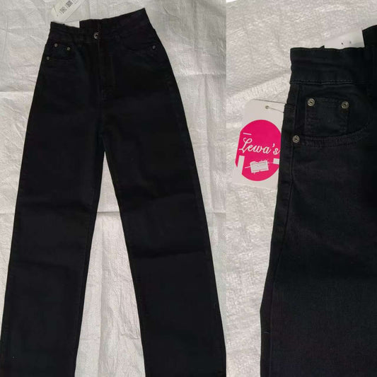 Leva’s Classic Black Straight Jeans – Sizes 30-38