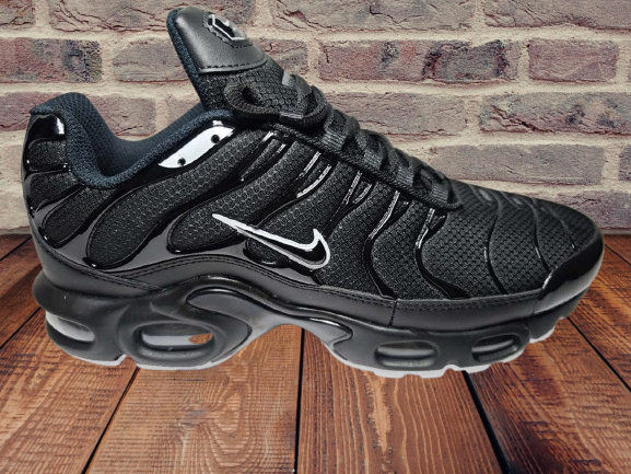 Men’s Black & White Air Max Sneakers